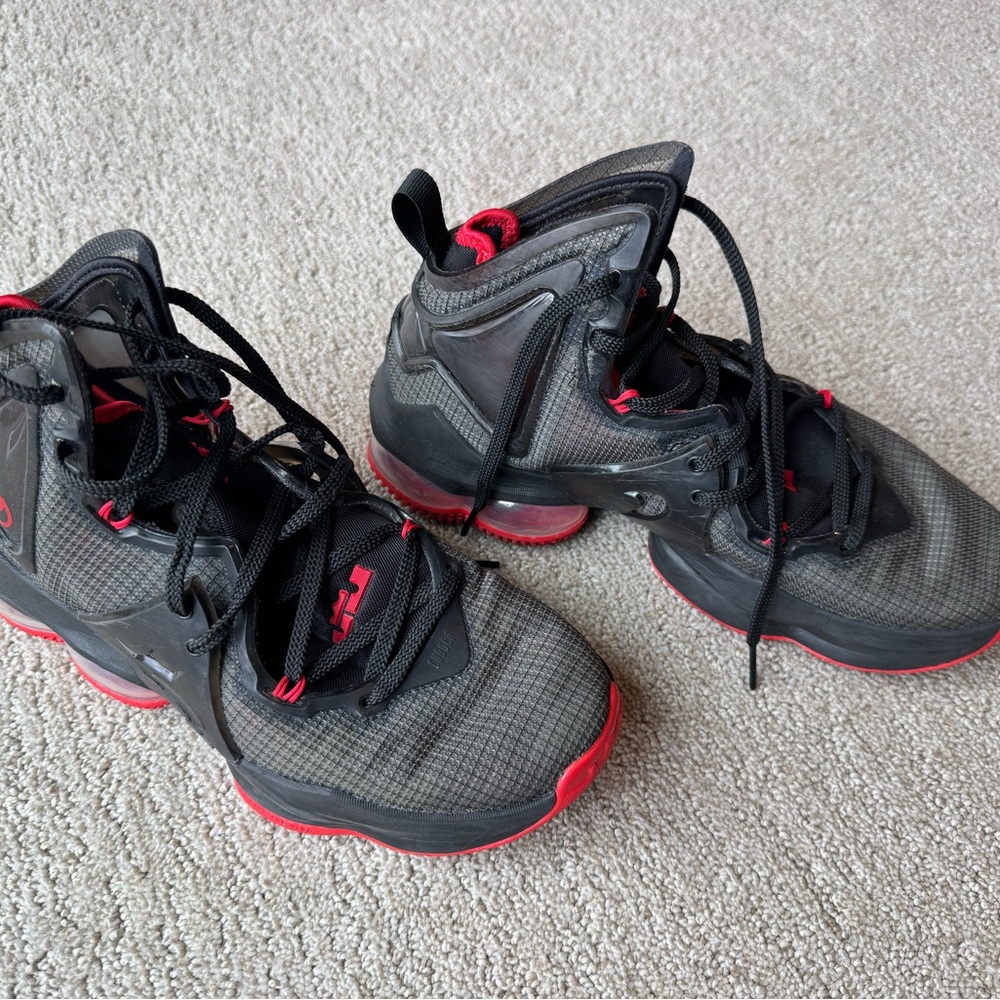 Mint Nike LeBron 19 Bred Boys Size 4Y Black Red sneakers